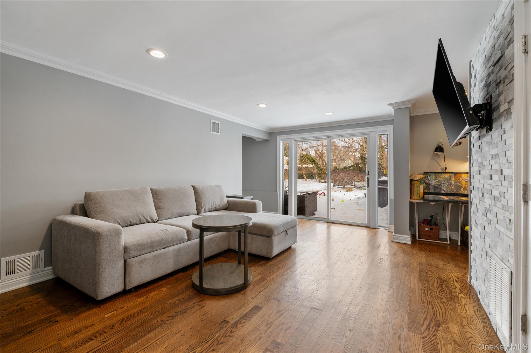 7 Rita Lane, Plainview, NY 11803