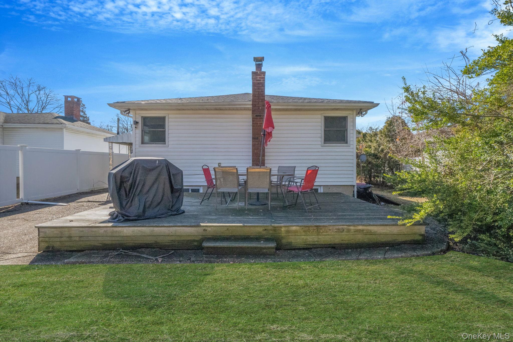 23 Pearsall Place, Deer Park, NY 11729