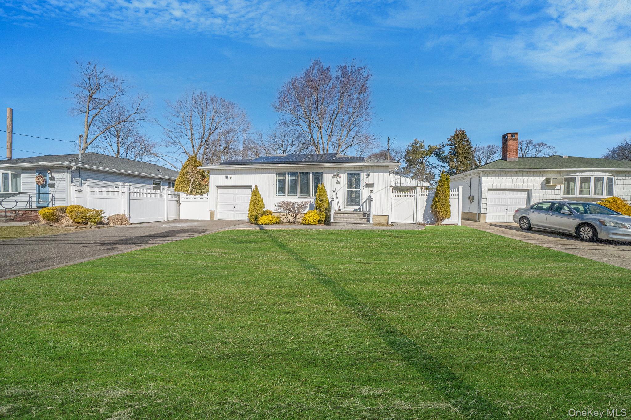 23 Pearsall Place, Deer Park, NY 11729