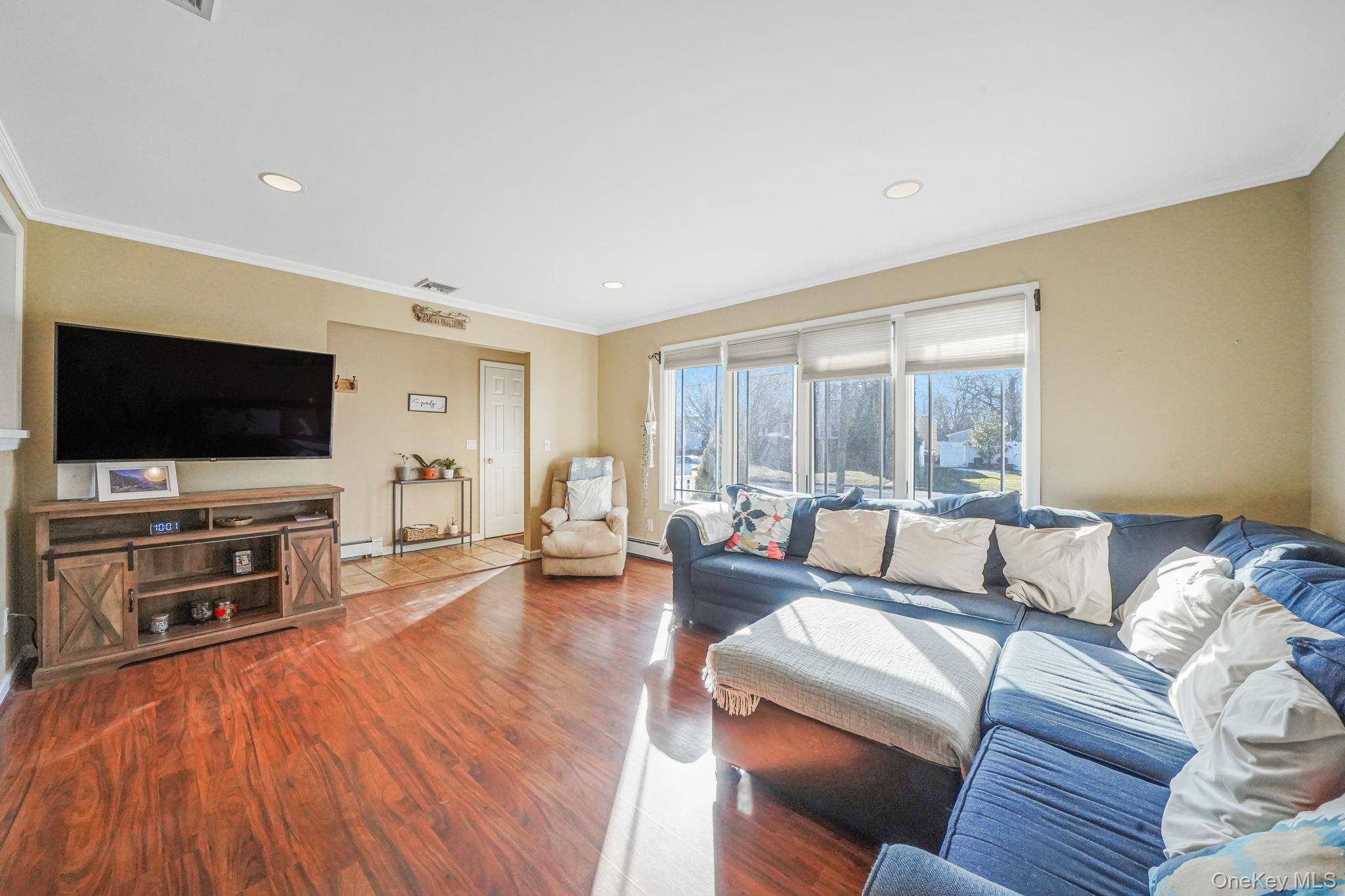 23 Pearsall Place, Deer Park, NY 11729