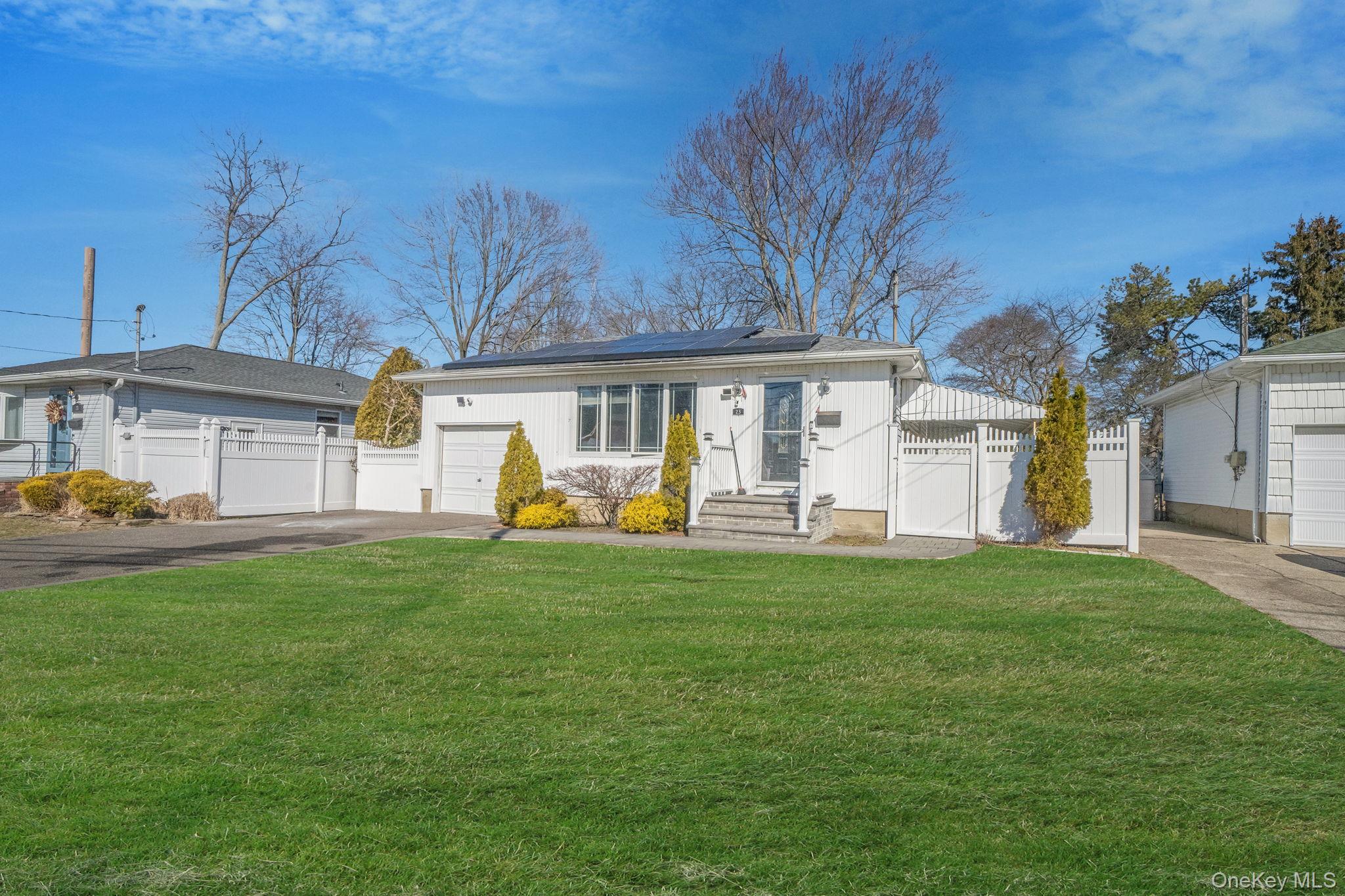 23 Pearsall Place, Deer Park, NY 11729