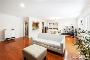 21 Canterbury Road # #6, Great Neck, NY 11021