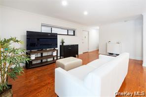 21 Canterbury Road # #6, Great Neck, NY 11021