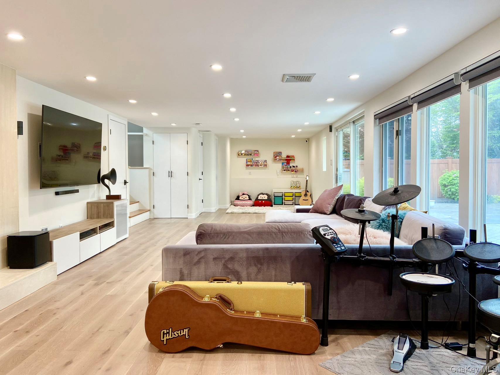 24 Irene Lane E, Plainview, NY 11803