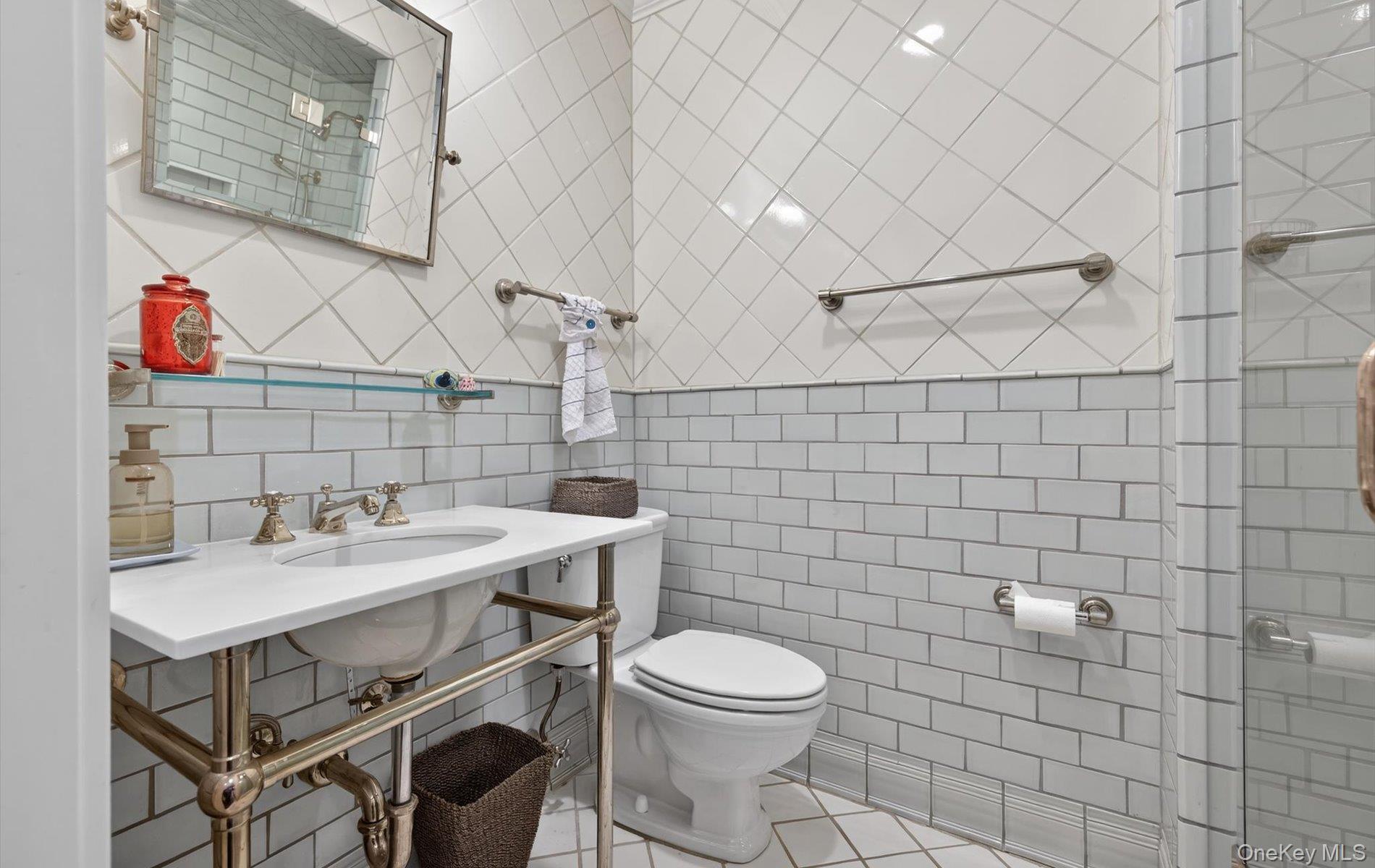 3 N Avalon Road, Great Neck, NY 11021