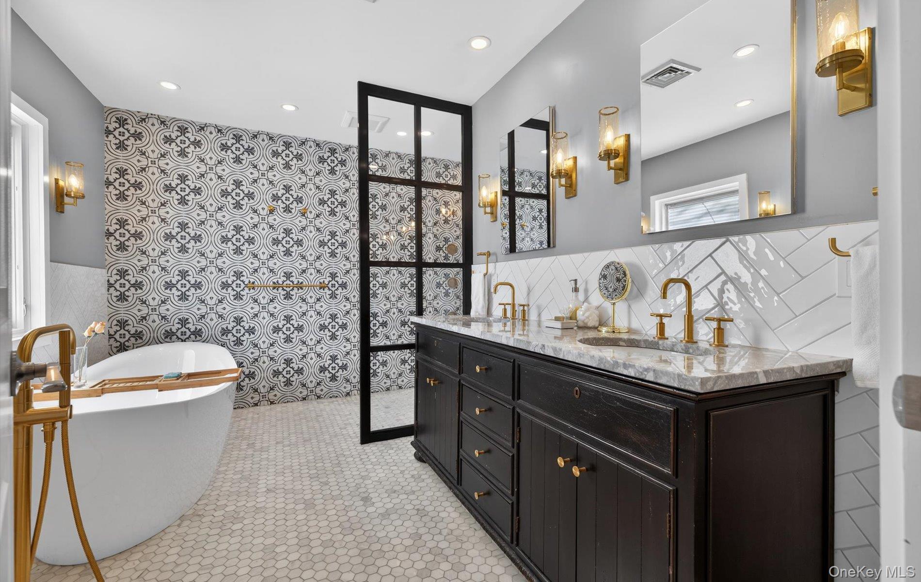 3 N Avalon Road, Great Neck, NY 11021