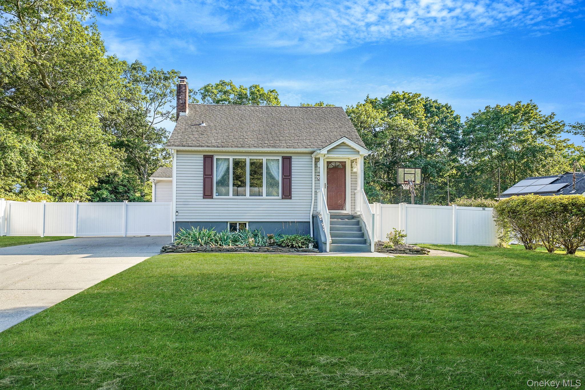 6 Cedar Oaks Avenue, Farmingville, NY 11738