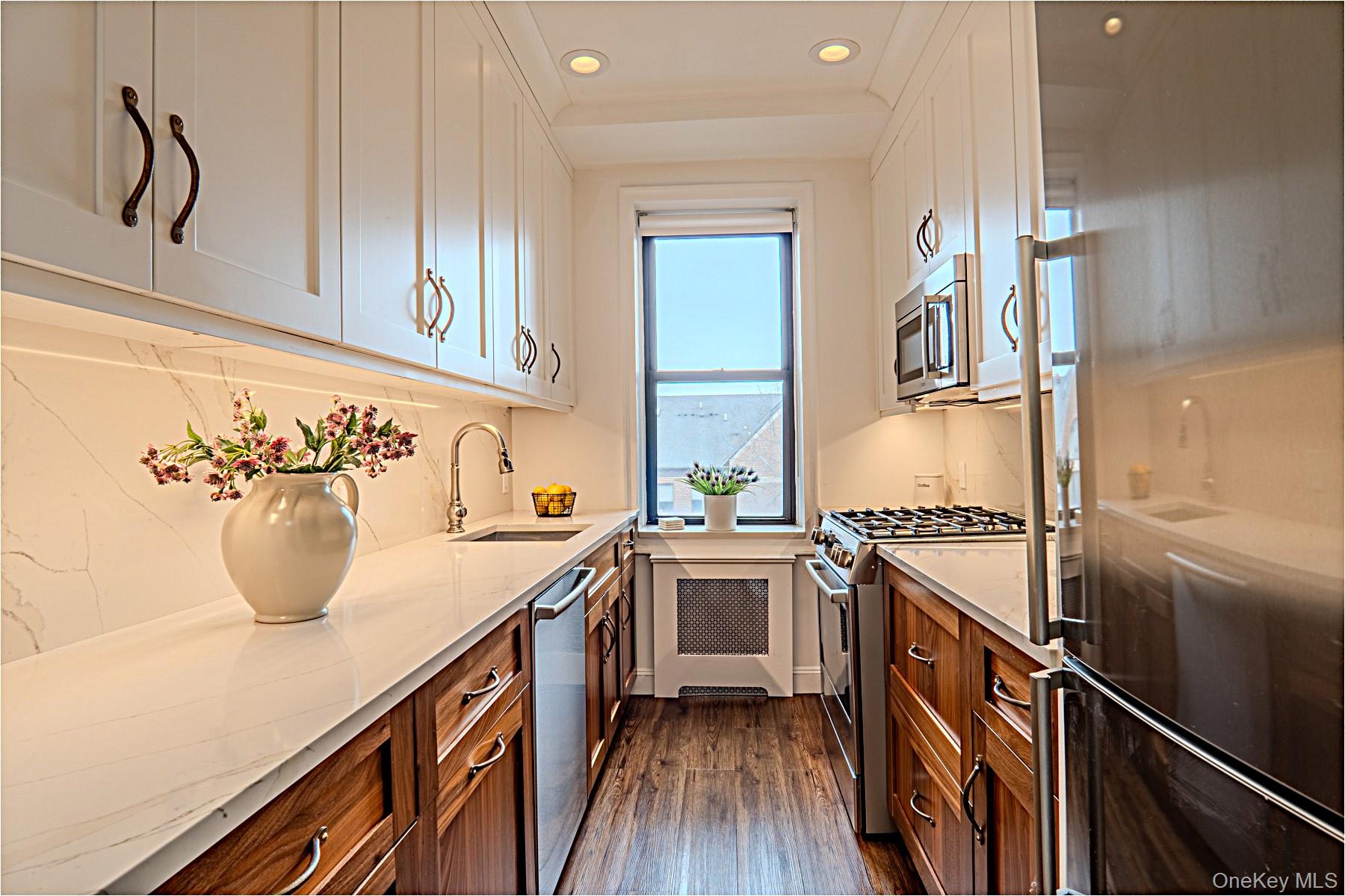 21 Barstow Road # 5K, Great Neck, NY 11021