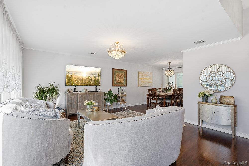 20 Vista Road, Plainview, NY 11803