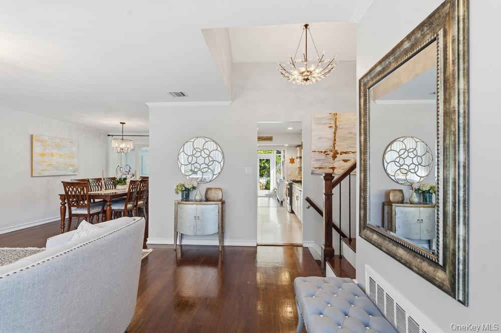 20 Vista Road, Plainview, NY 11803