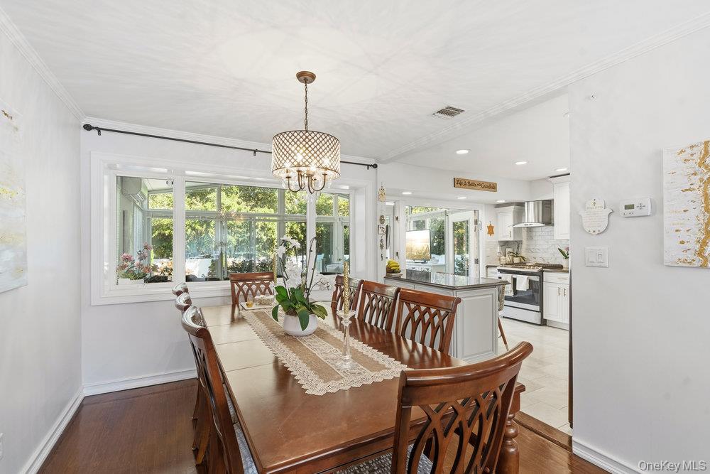 20 Vista Road, Plainview, NY 11803