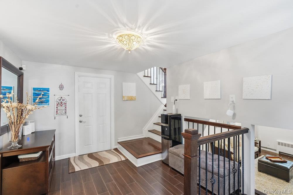 20 Vista Road, Plainview, NY 11803