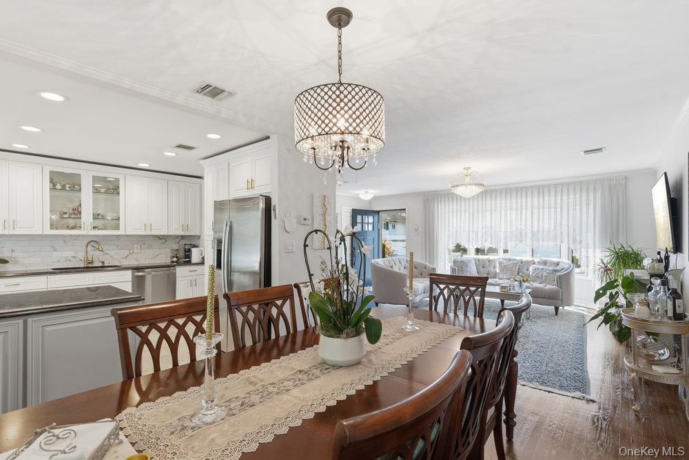 20 Vista Road, Plainview, NY 11803