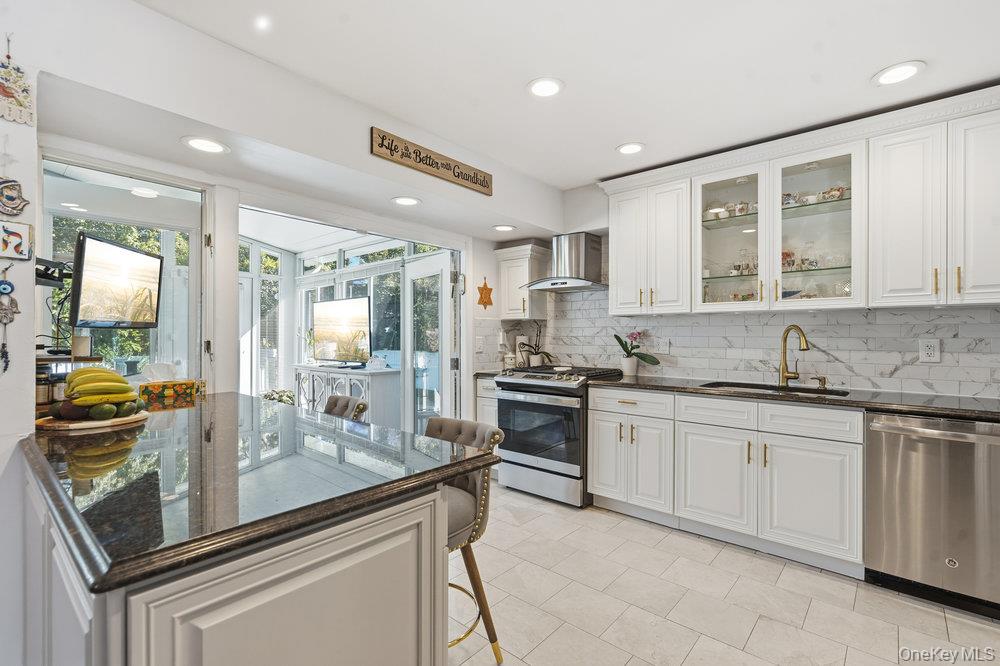 20 Vista Road, Plainview, NY 11803