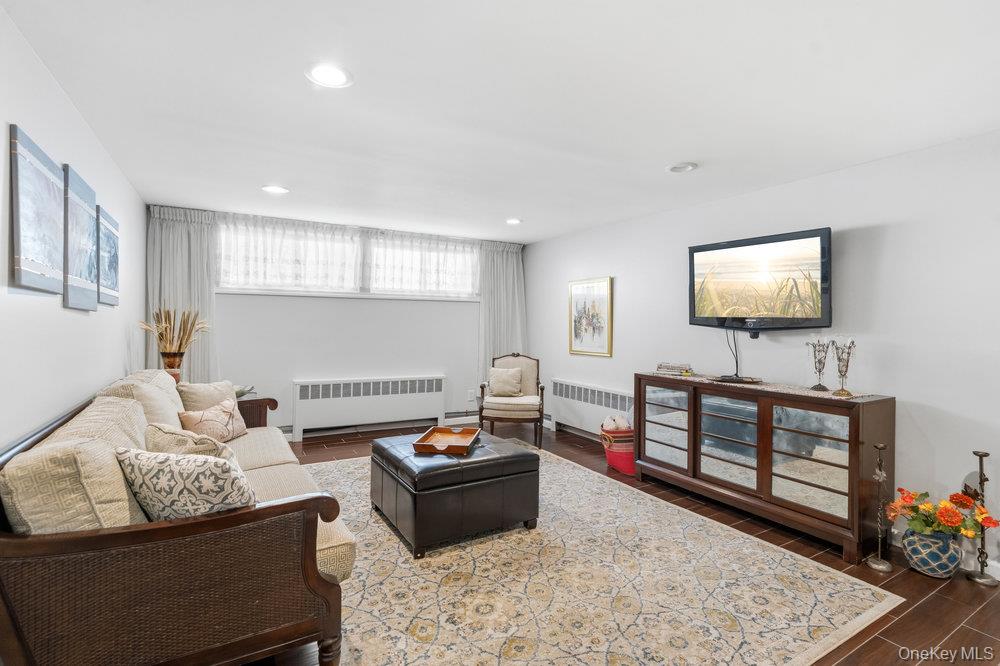 20 Vista Road, Plainview, NY 11803