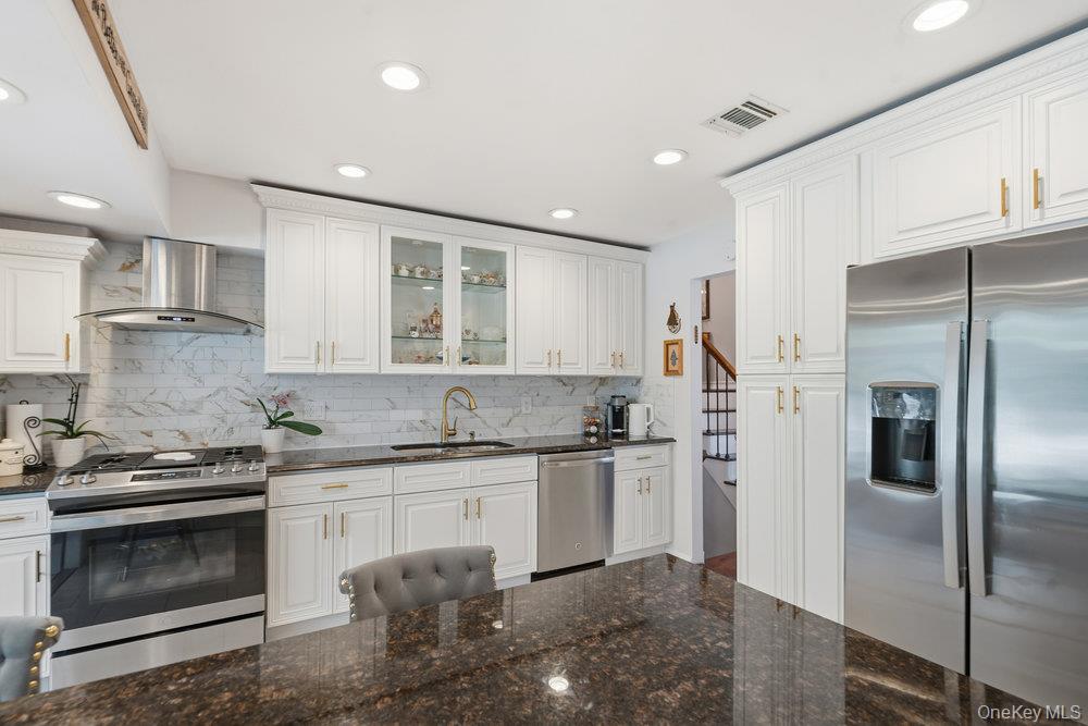 20 Vista Road, Plainview, NY 11803