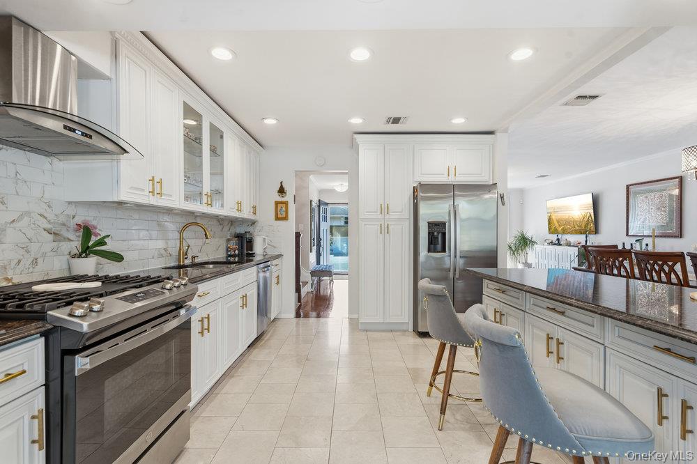 20 Vista Road, Plainview, NY 11803