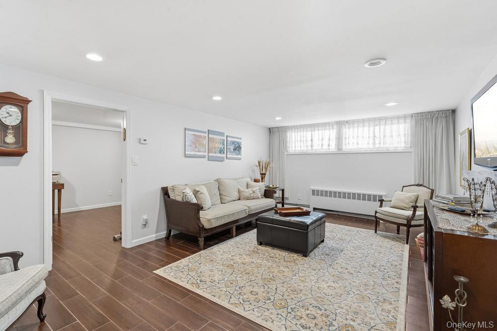 20 Vista Road, Plainview, NY 11803