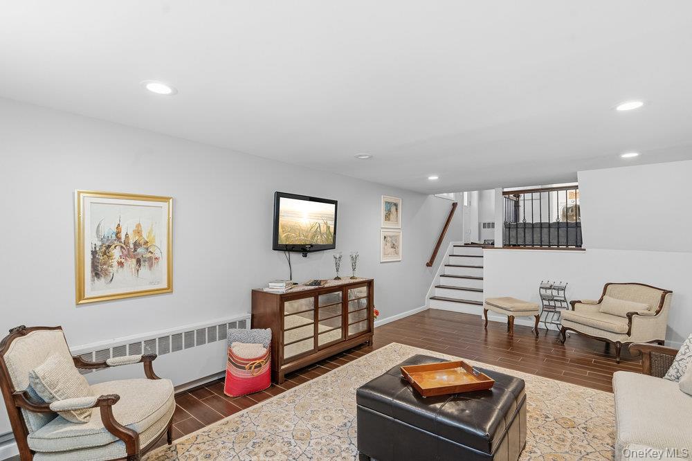 20 Vista Road, Plainview, NY 11803