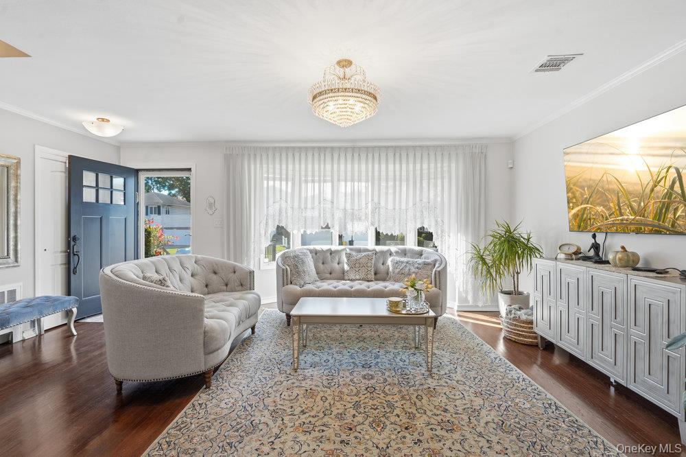 20 Vista Road, Plainview, NY 11803