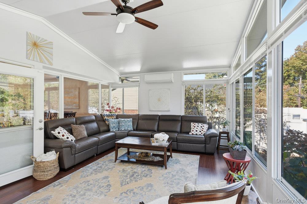 20 Vista Road, Plainview, NY 11803