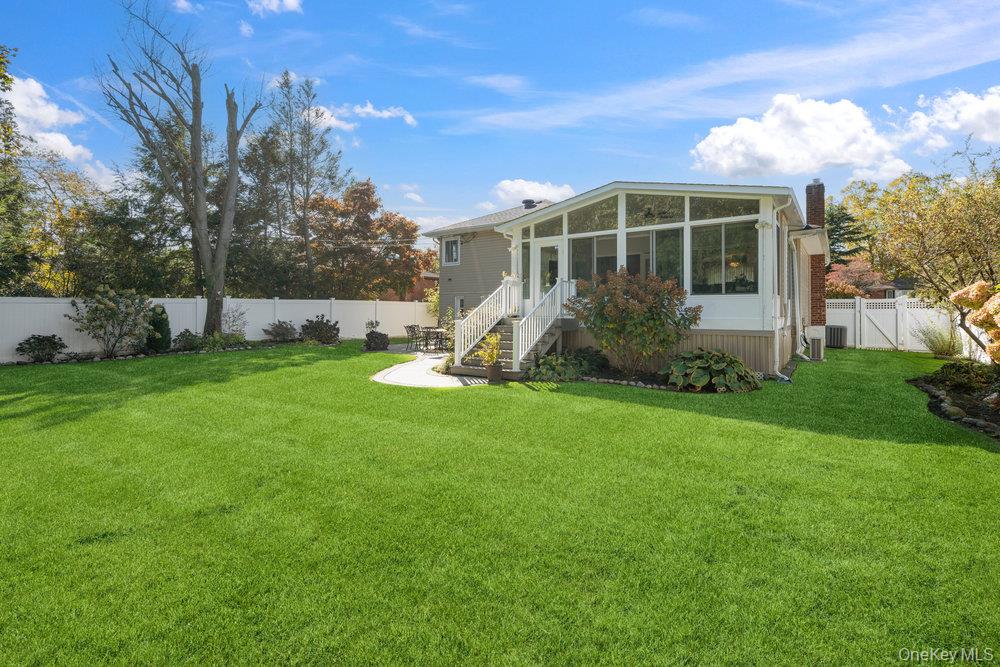 20 Vista Road, Plainview, NY 11803