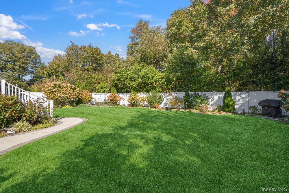 20 Vista Road, Plainview, NY 11803