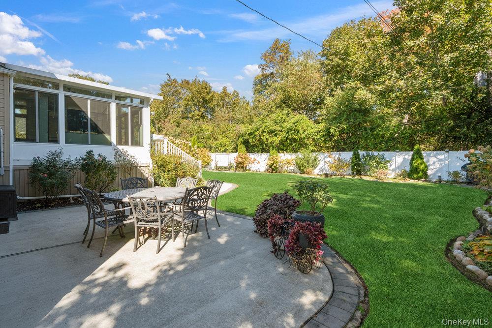 20 Vista Road, Plainview, NY 11803