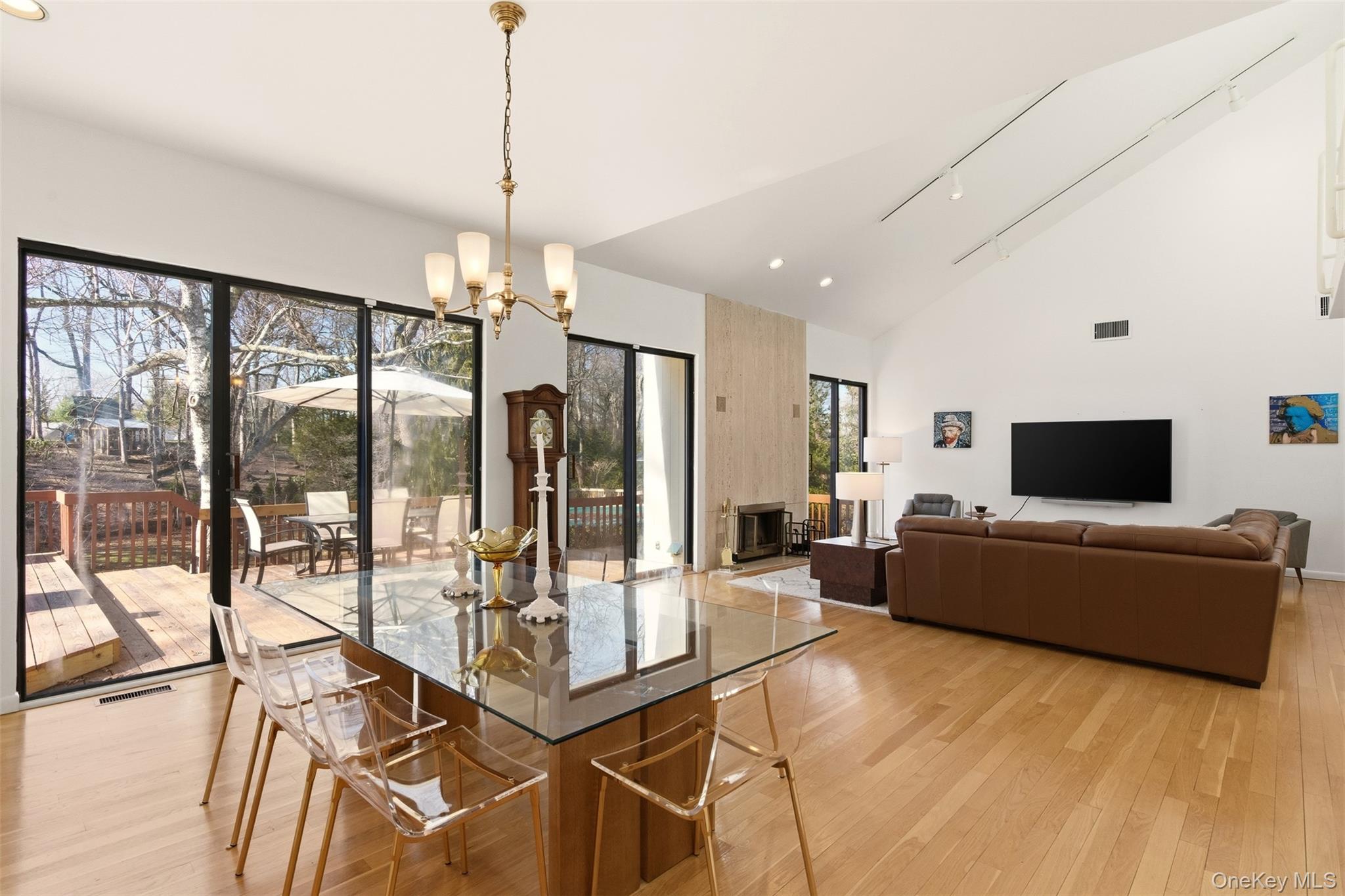 5 Waterford Way, Syosset, NY 11791