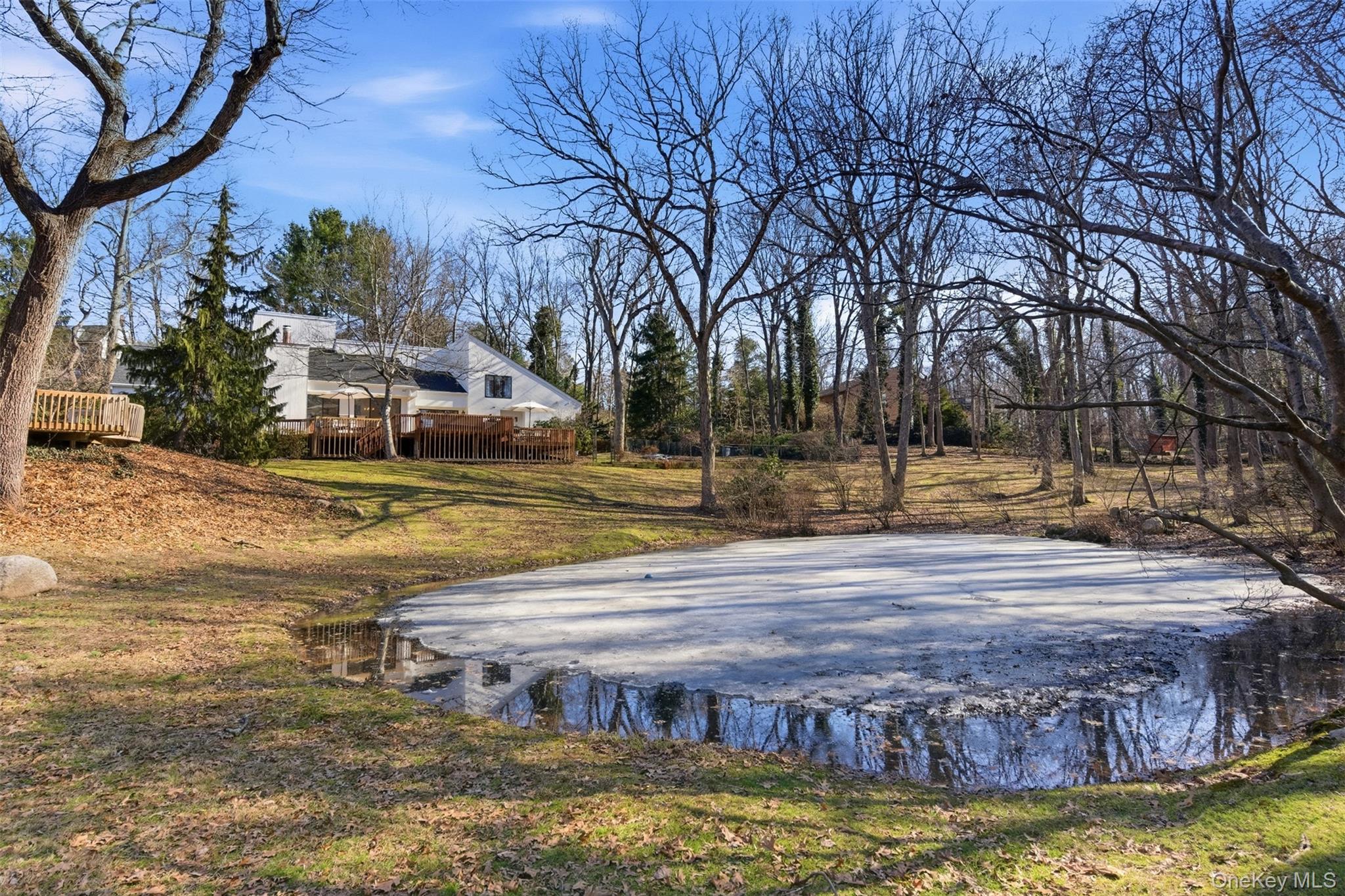 5 Waterford Way, Syosset, NY 11791