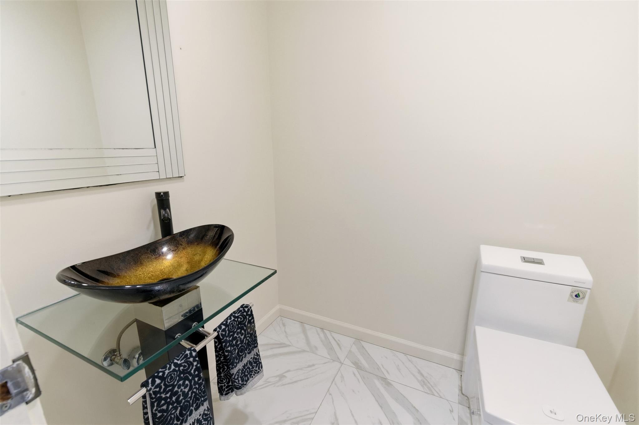 5 Waterford Way, Syosset, NY 11791