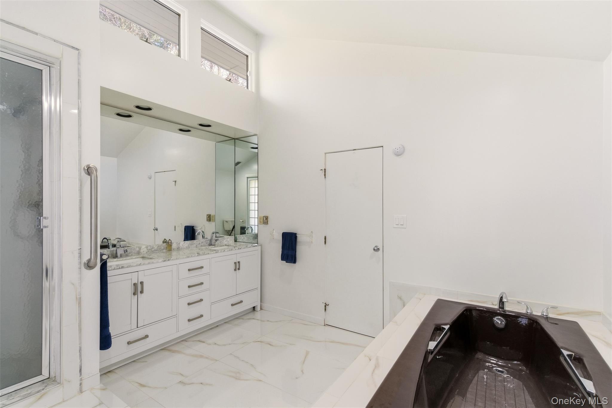 5 Waterford Way, Syosset, NY 11791