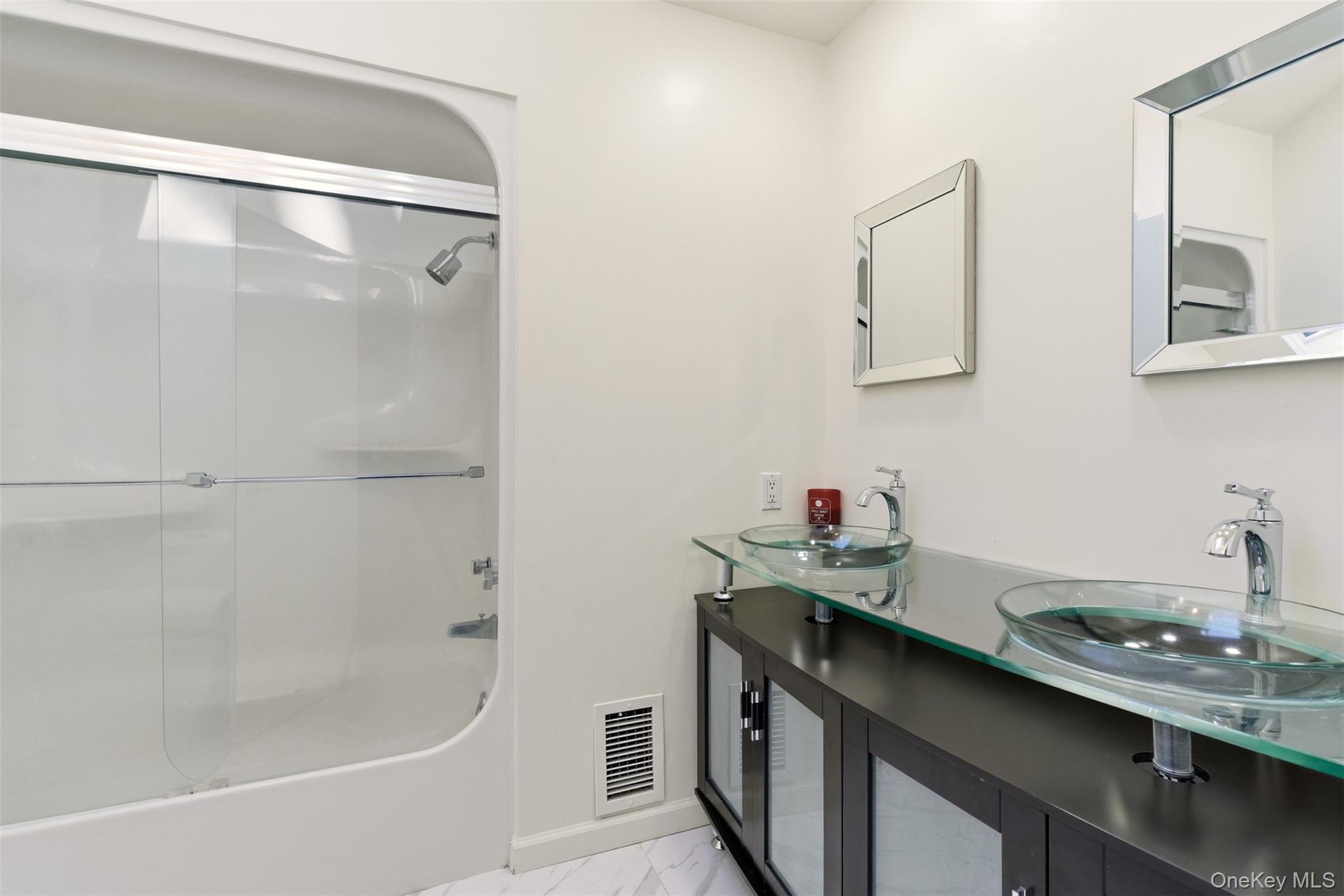 5 Waterford Way, Syosset, NY 11791