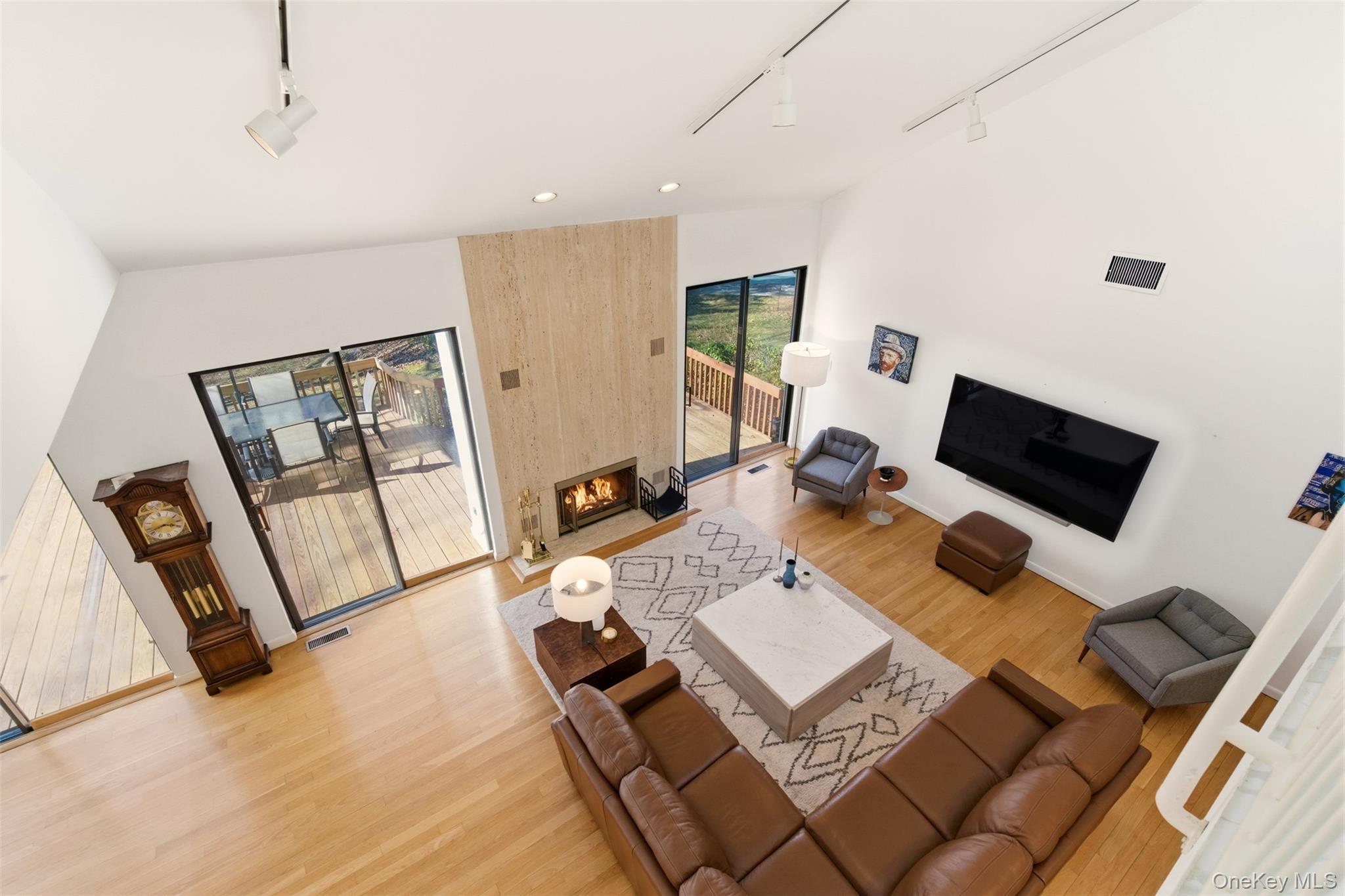 5 Waterford Way, Syosset, NY 11791