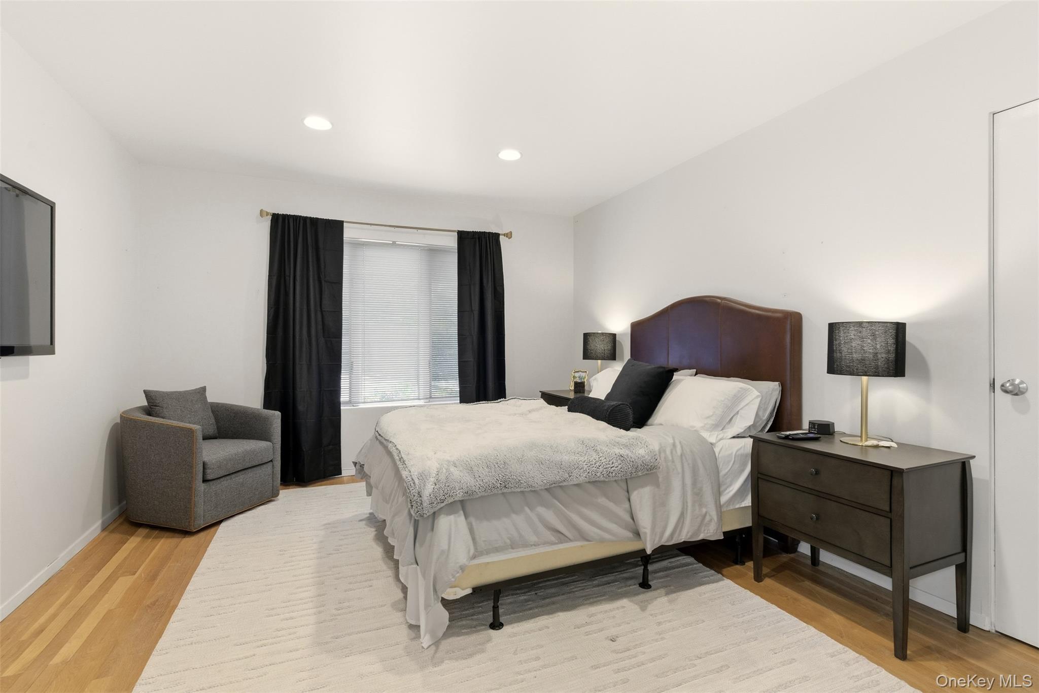 5 Waterford Way, Syosset, NY 11791