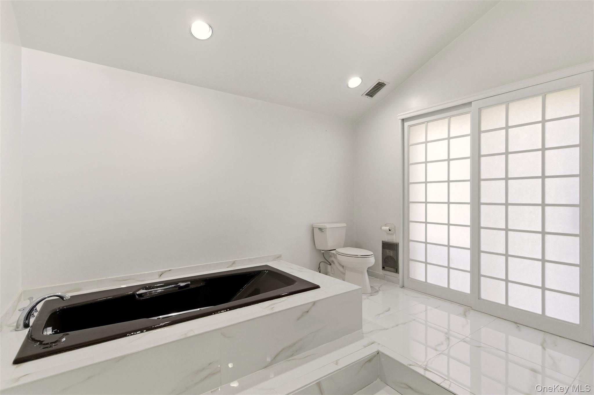 5 Waterford Way, Syosset, NY 11791