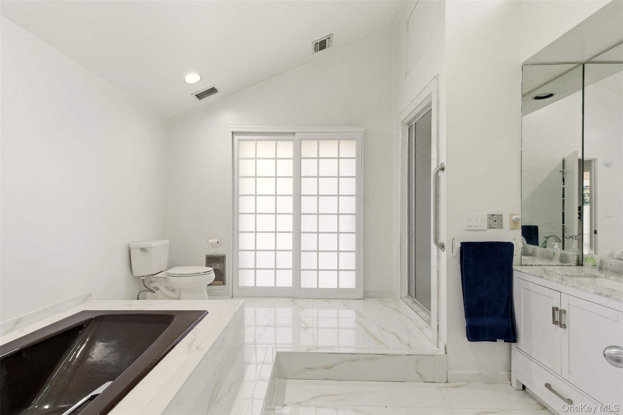 5 Waterford Way, Syosset, NY 11791