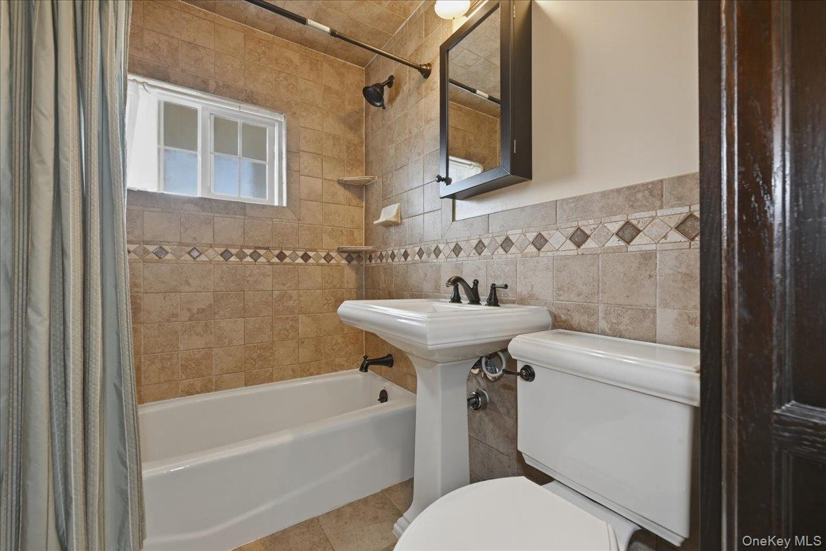 25 Gleaner Lane, Levittown, NY 11756