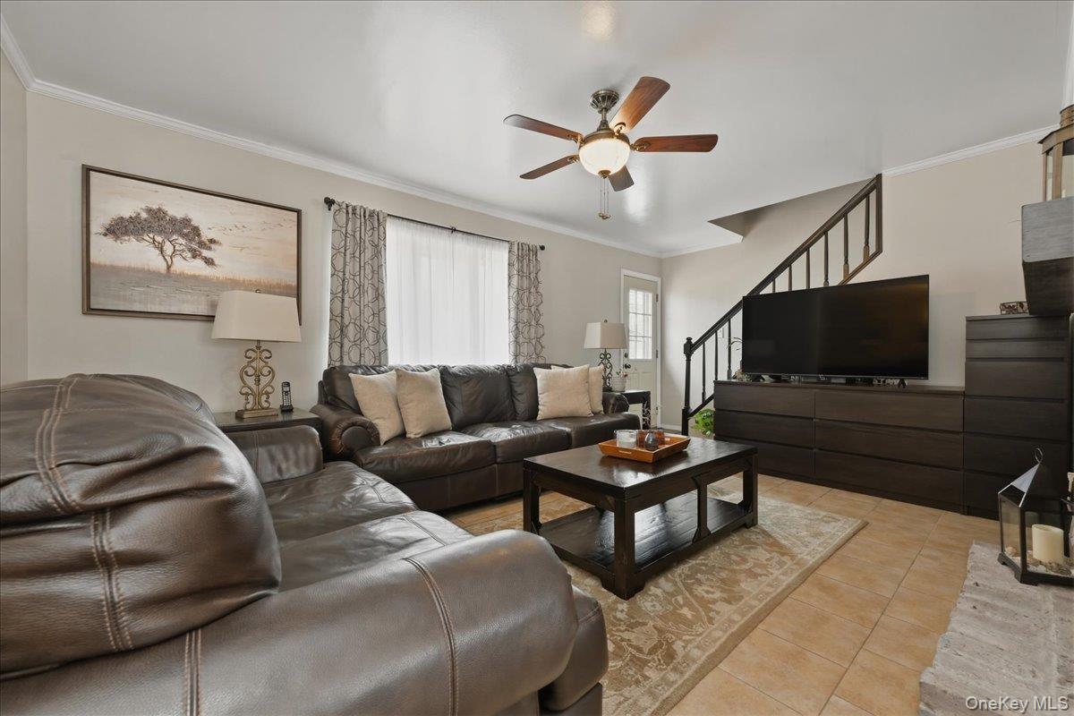 25 Gleaner Lane, Levittown, NY 11756