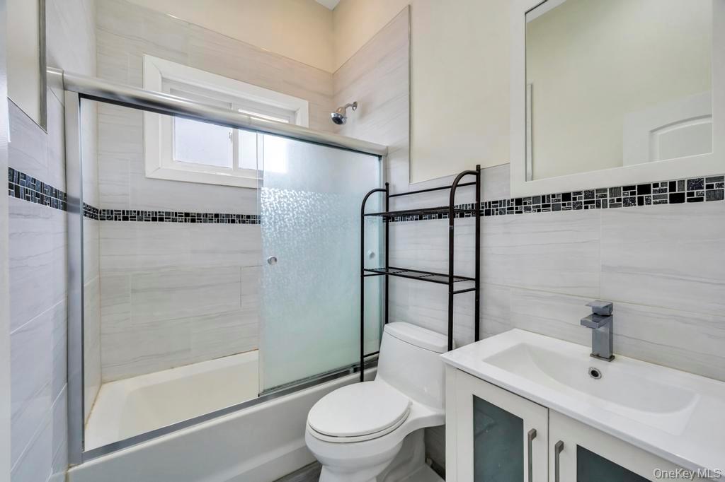 25 Virginia Avenue, Plainview, NY 11803