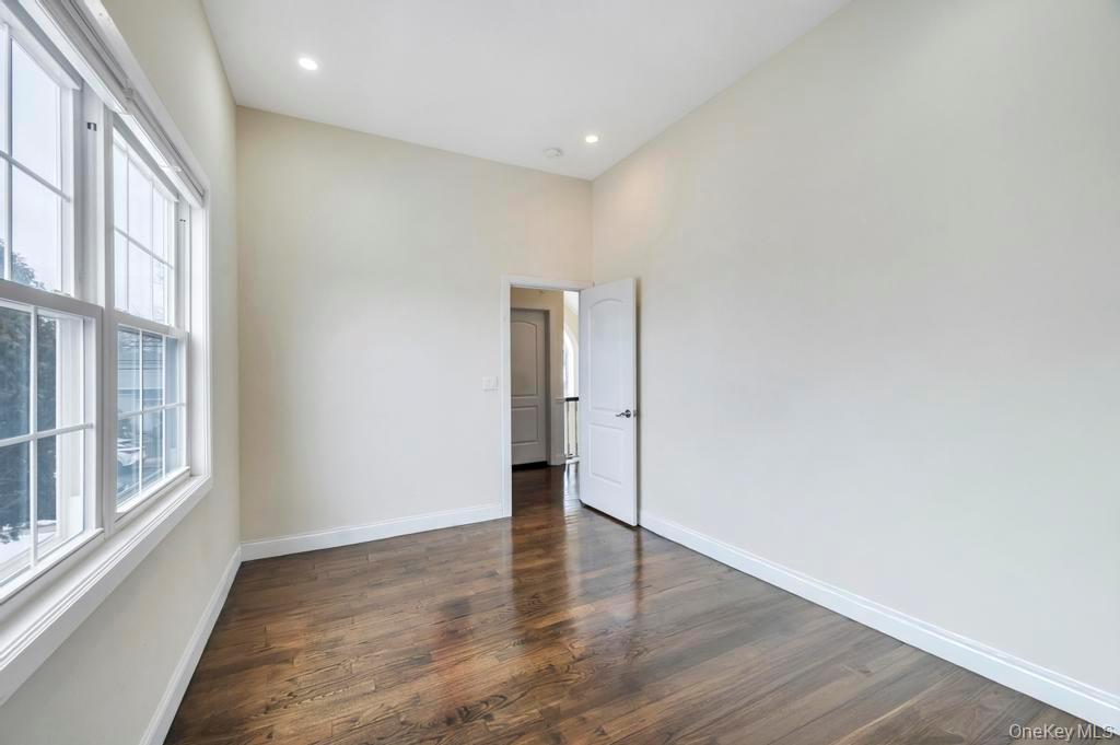 25 Virginia Avenue, Plainview, NY 11803