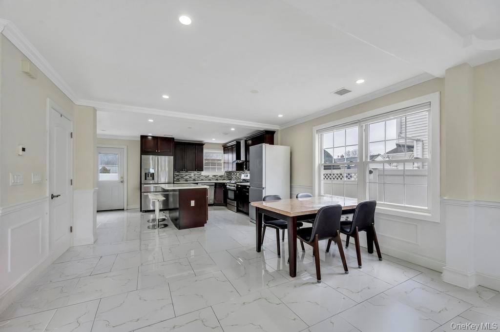 25 Virginia Avenue, Plainview, NY 11803