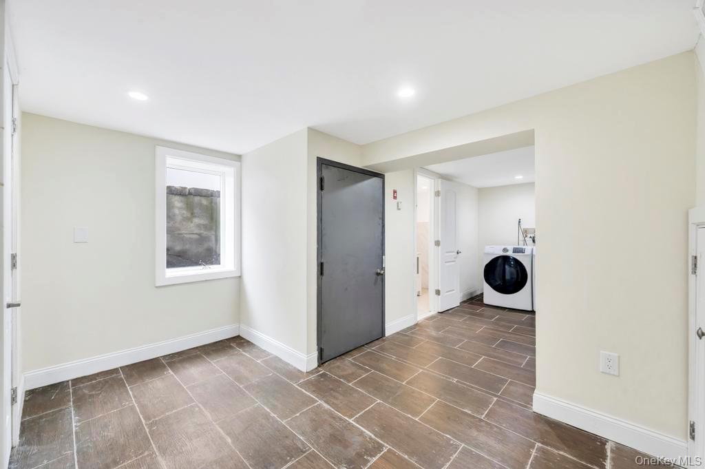 25 Virginia Avenue, Plainview, NY 11803