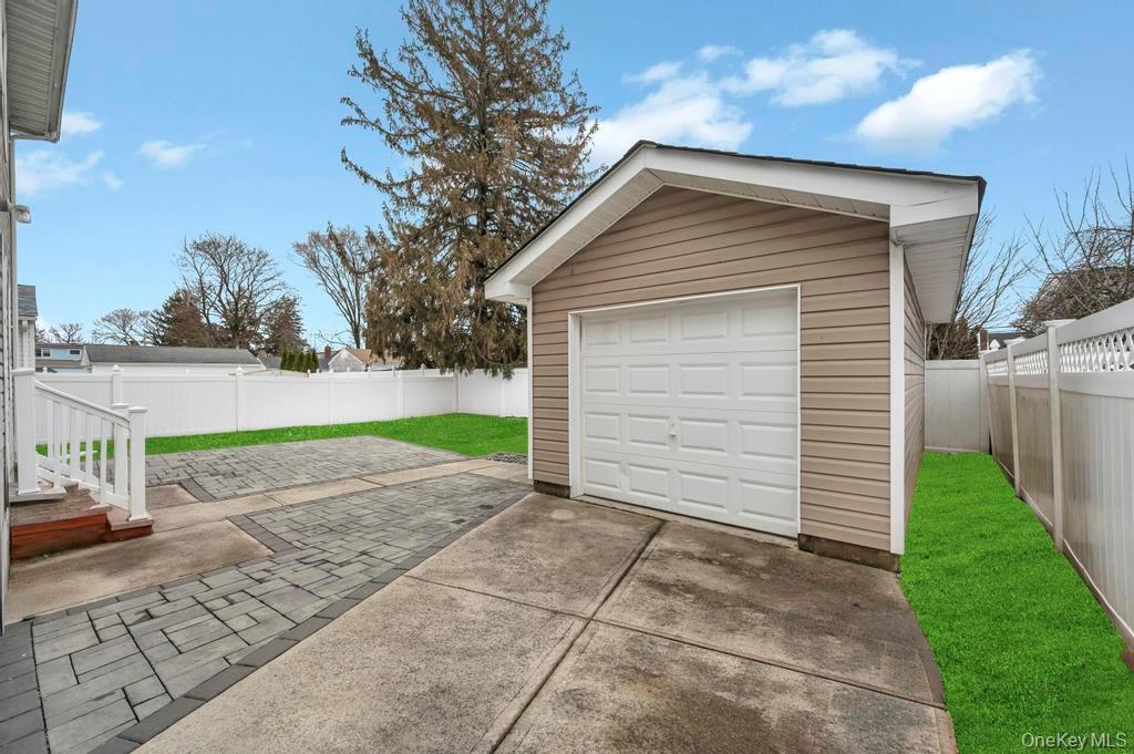 25 Virginia Avenue, Plainview, NY 11803