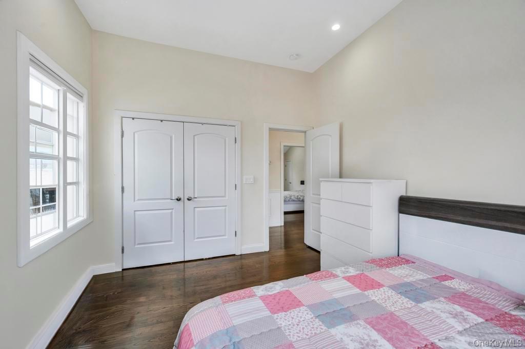 25 Virginia Avenue, Plainview, NY 11803