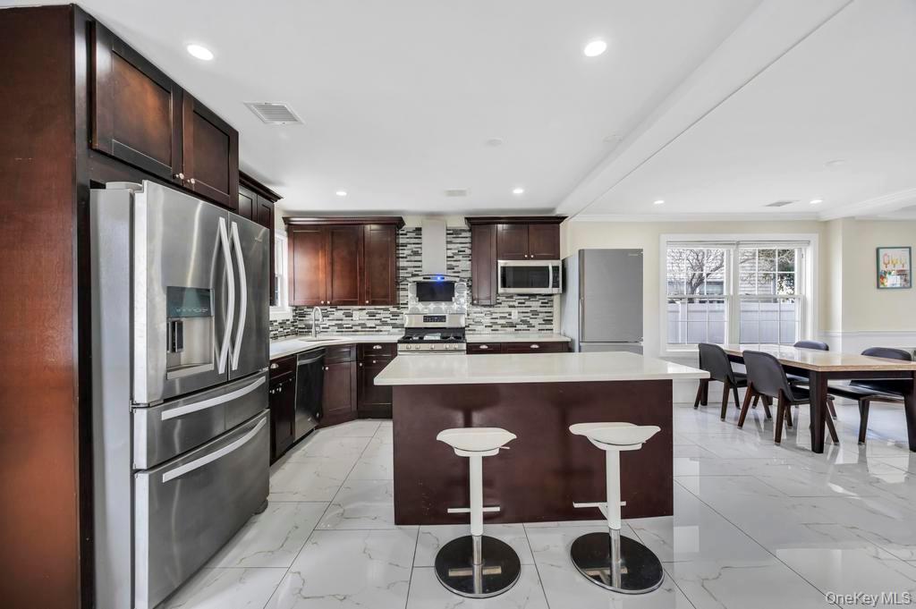 25 Virginia Avenue, Plainview, NY 11803