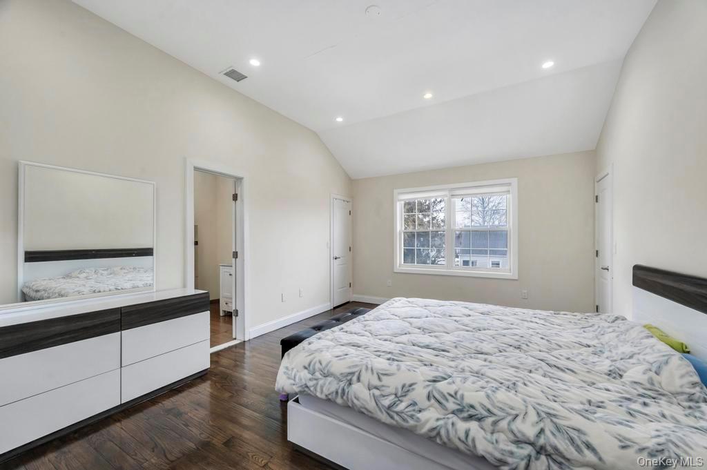 25 Virginia Avenue, Plainview, NY 11803