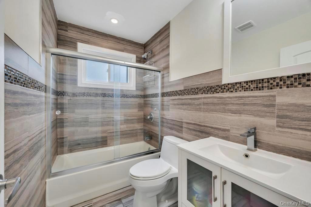 25 Virginia Avenue, Plainview, NY 11803