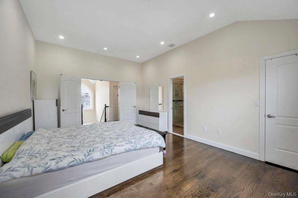 25 Virginia Avenue, Plainview, NY 11803