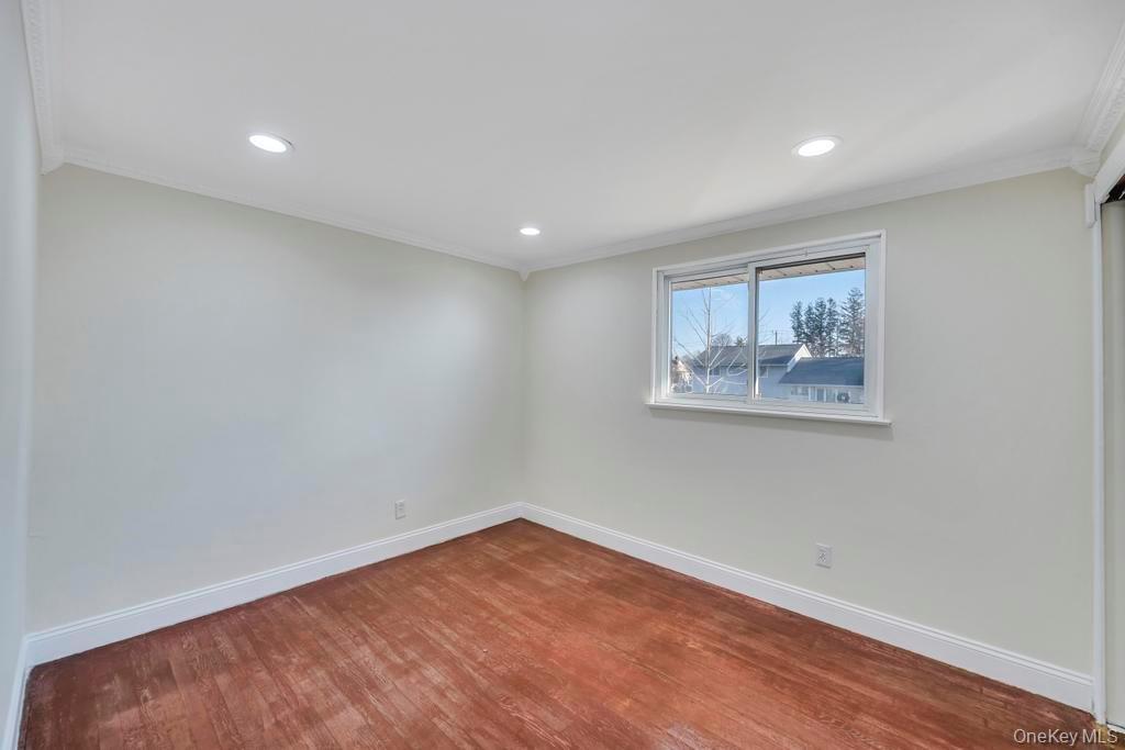 16 Phipps Lane, Plainview, NY 11803